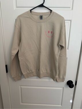 Gildan Beige Crewneck Sweatshirt with Pink Smiley